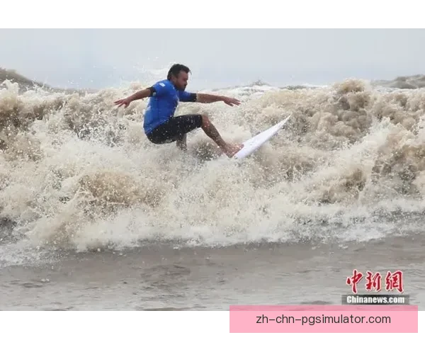 全球冲浪高手争锋：冲浪杯赛再掀热浪